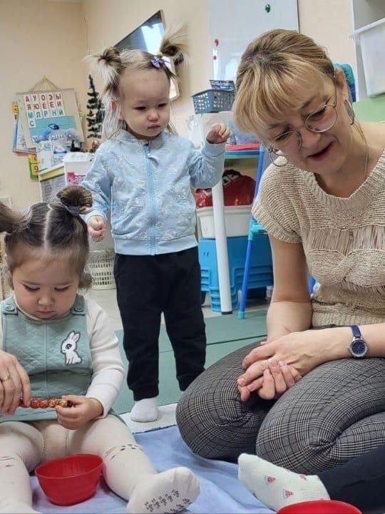 Тётя Наташа с малышами на занятии