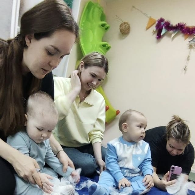 Малыши играют с пёрышками