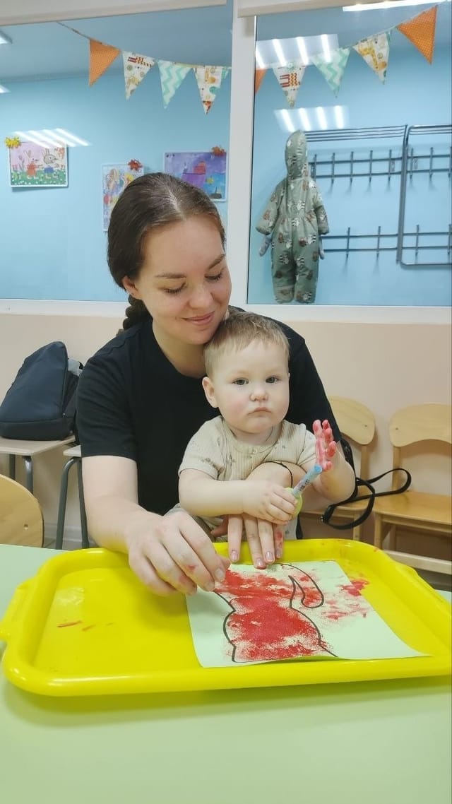 Малыш рисует ладошками