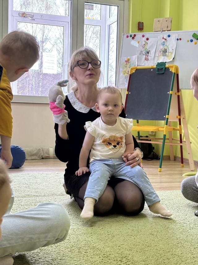 Тётя Наташа с перчаточной куклой и малышкой