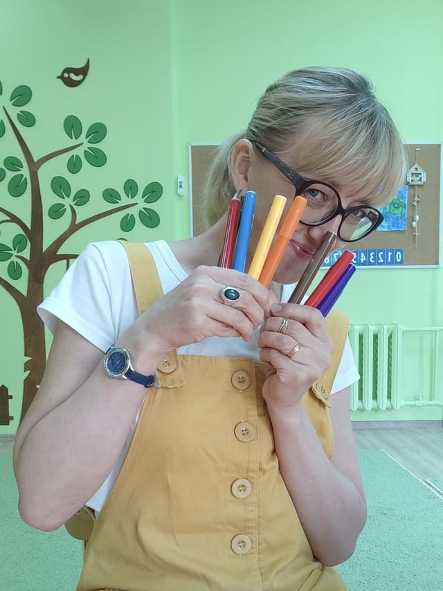 Тётя Наташа с цветными карандашами